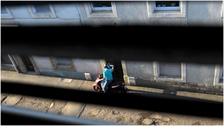 Un facteur moderne,... en scooter